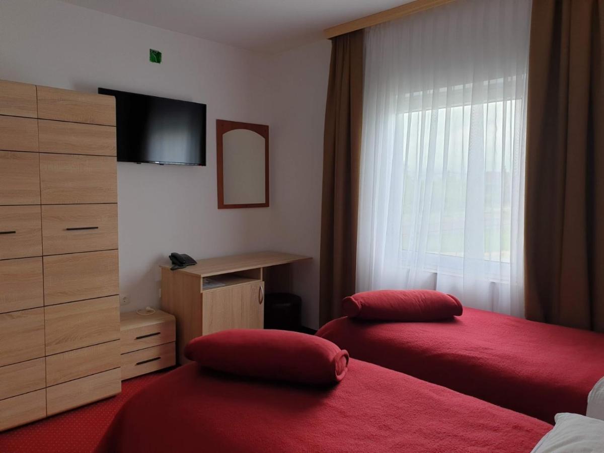 Hotel Mirni Kutak Otočac Eksteriør bilde